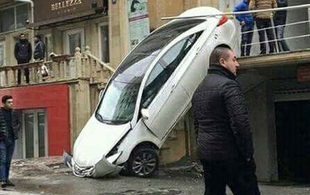 Bakıda “Hyundai” ikinci mərtəbədən aşdı - Foto