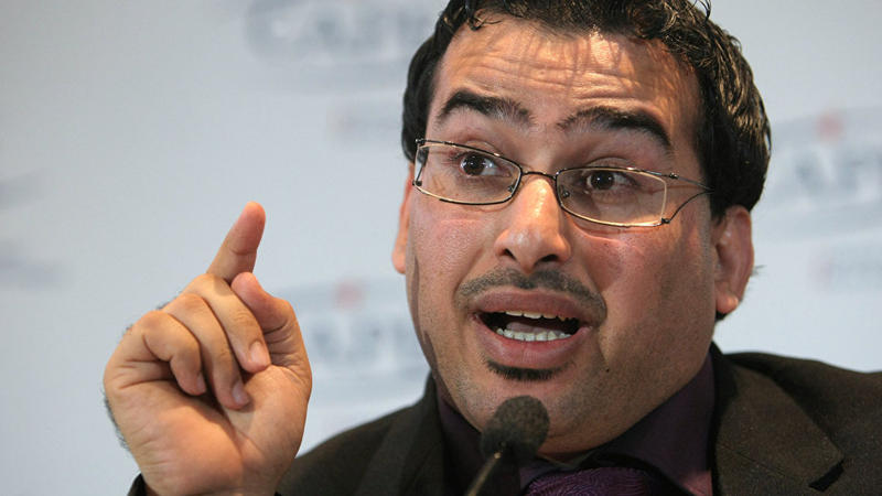 Corc Buşa ayaqqabı atan jurnalist başına gələnlərlə bağlı kitab yazdı – VİDEO