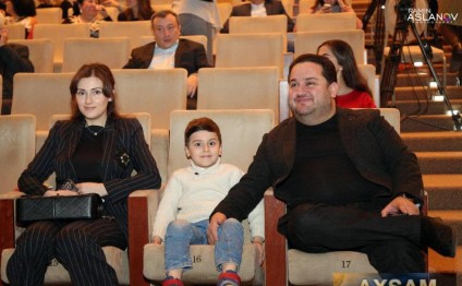 Murad Dadaşov xanımı və oğlu ilə konsertdə - Fotolar