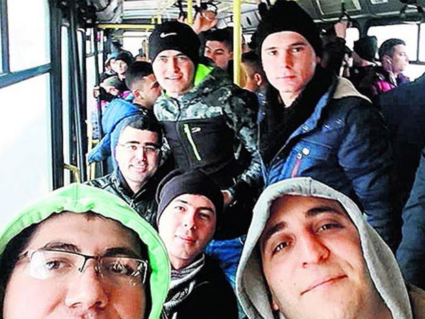 Dəhşətli partlayışdan 2 dəqiqə əvvəl çəkilən selfi – FOTO