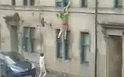 İntim münasibət zamanı tutuldu, çılpaq halda özünü eyvandan atdı - FOTOLAR