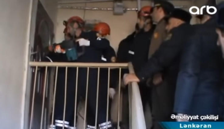 Arvadına əsəbləşən ruhi xəstə qapını bağlayıb, heç kimi evə buraxmadı - VİDEO