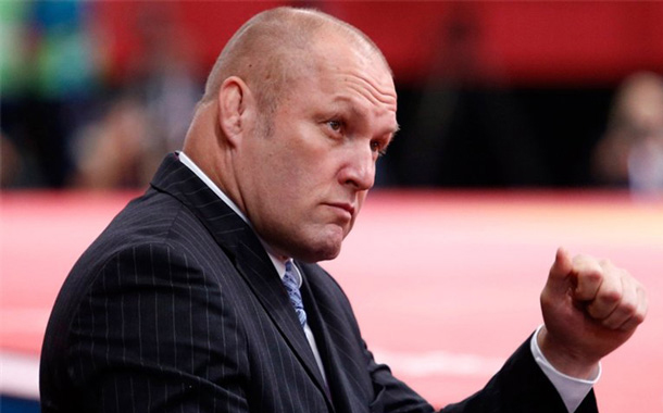 Azərbaycanın pedofillikdə ittiham edilən baş məşqçisi hardadır?