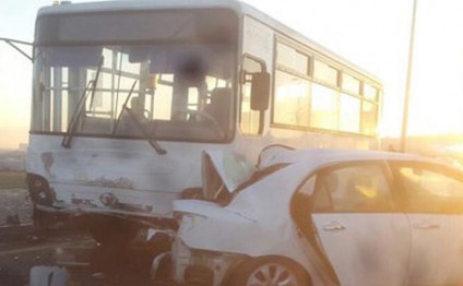 Bakıda avtobus dayanacağa çırpıldı: yaralılar var - FOTOLAR