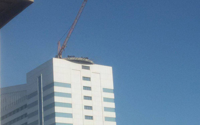 Bakıda fəhlələr etiraz etdi - Binanın damına çıxdılar