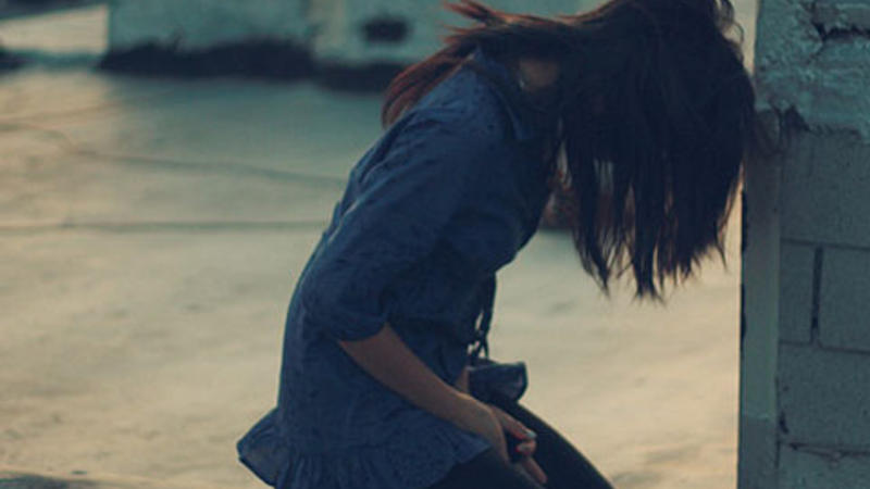 Nişanlı rəfiqəsinin başqası ilə şəkillərini çəkdi, şantaj etdi