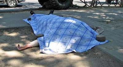 Yolu təmizləyən qadını maşın vurub öldürdü