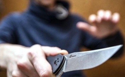 Bakıda oğlan qonşularını bıçaqladı