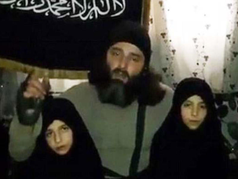 Dəhşətli görüntülər: Ata-ana qızlarına bomba bağlayıb, ölümə yolladılar - VİDEO