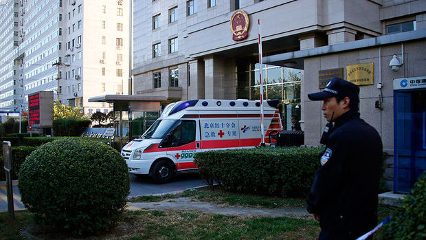 Pekində mikroavtobus insanların üstünə sürüldü: Ölənlər var