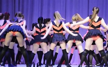 Şagirdlərin erotik rəqsi etirazlara səbəb oldu - video