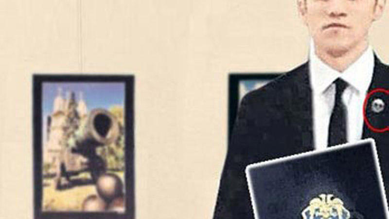 Səfiri güllələyən qatilin yaxasındakı nişanın SİRRİ - FOTO