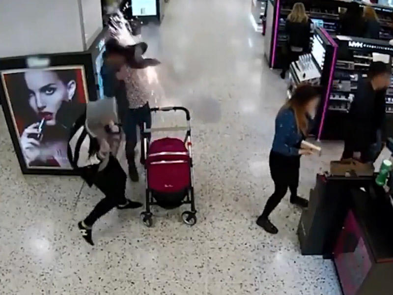 Alış-veriş mərkəzində kişi qəfil alışdı - VİDEO