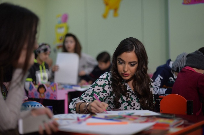 Leyla Əliyeva uşaqlarla birgə rəsm çəkdi - Fotolar