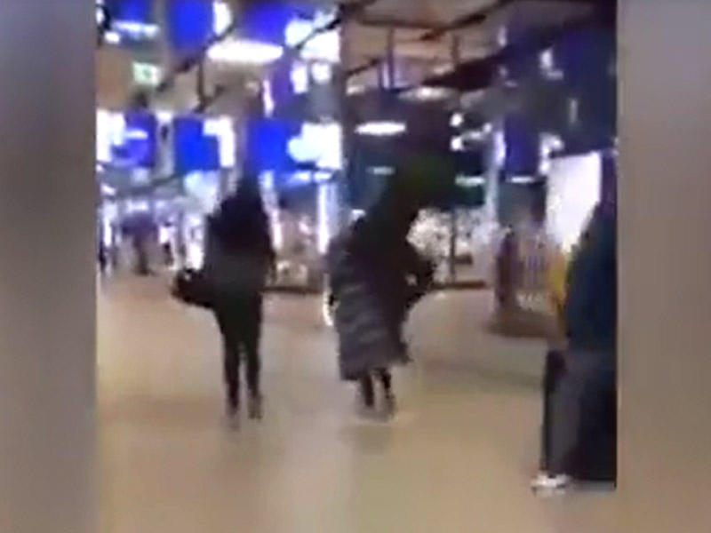 AVM-də gəzən qadına hücum: tullanıb havada təpik vurdular - VİDEO