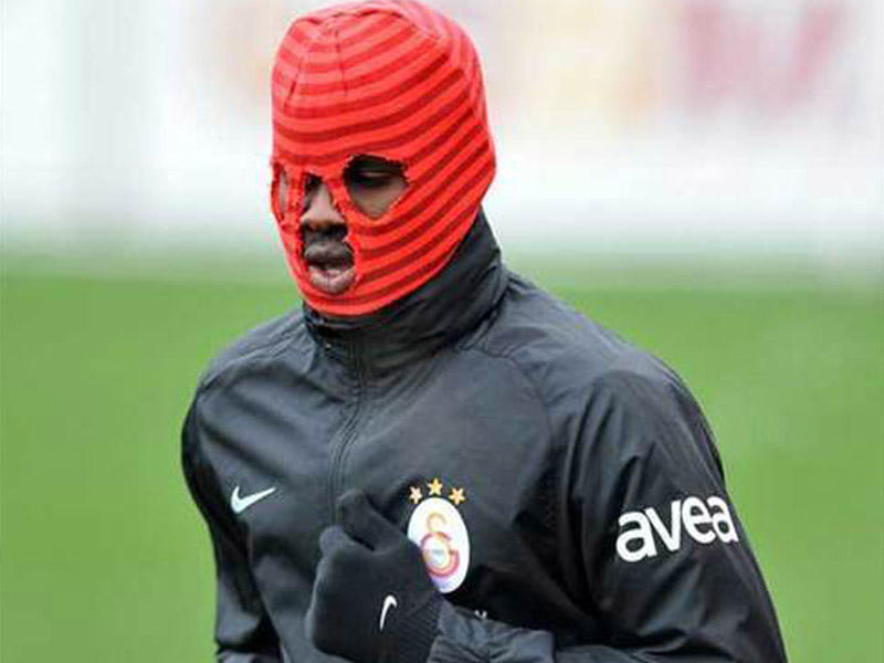 Məşhur futbolçudan İNTİHARA CƏHD