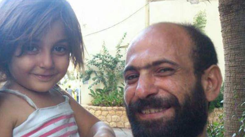 Küçələrdə qızı üçün qələm satan atanın indiki halına inanmayacaqsınız - FOTOLAR