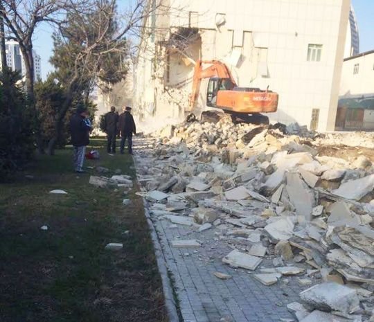 Bakıda otel sökülür: Hacıbala Abutalıbov hadisə yerində – FOTOLAR