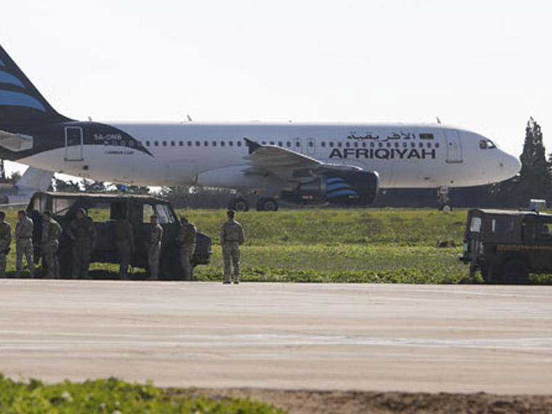 Qaçıran təyyarədən sərnişinlər azad edilir - YENİLƏNİB - CANLI YAYIM - VİDEO - FOTO