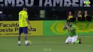 Futbol matçı zamanı QƏRİBƏ OLAY: Neymarın qarşısında diz çökdü - VİDEO