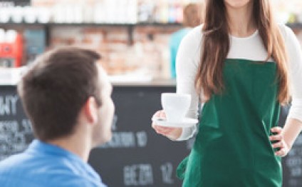 Tovuzda kafedə işləyən qadın müştəri tərəfindən döyülüb