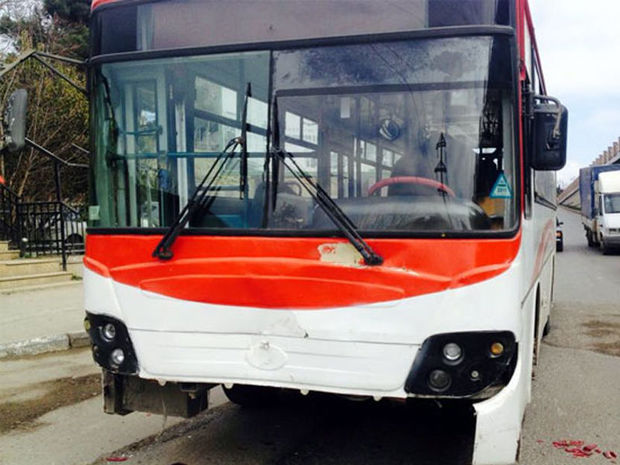 Bakıda sərnişin avtobusu dayanacaqda duran qadını vurdu