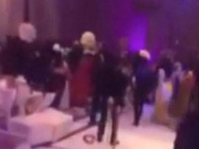 Toyda gəlinin əxlaqsız fotosunu göstərdilər, aləm qarışdı - VIDEO