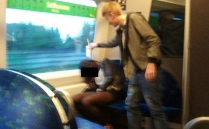 Qatarda yuxuya gedən qızı ələ saldılar - FOTOLAR