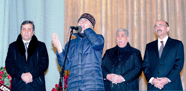 Alim Qasımov Ağaxan Abdullayevin dəfnində elə muğam oxudu ki ... VİDEO