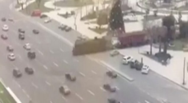 Bakının mərkəzində təhlükəli vəziyyət: Qatar avtomobillərin üzərinə sürdü - VİDEO