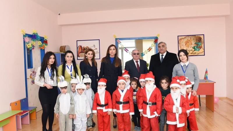 Mehriban Əliyeva Binə qəsəbəsində yeni tikilən körpələr evi-uşaq bağçasında yaradılan şəraitlə tanış olub