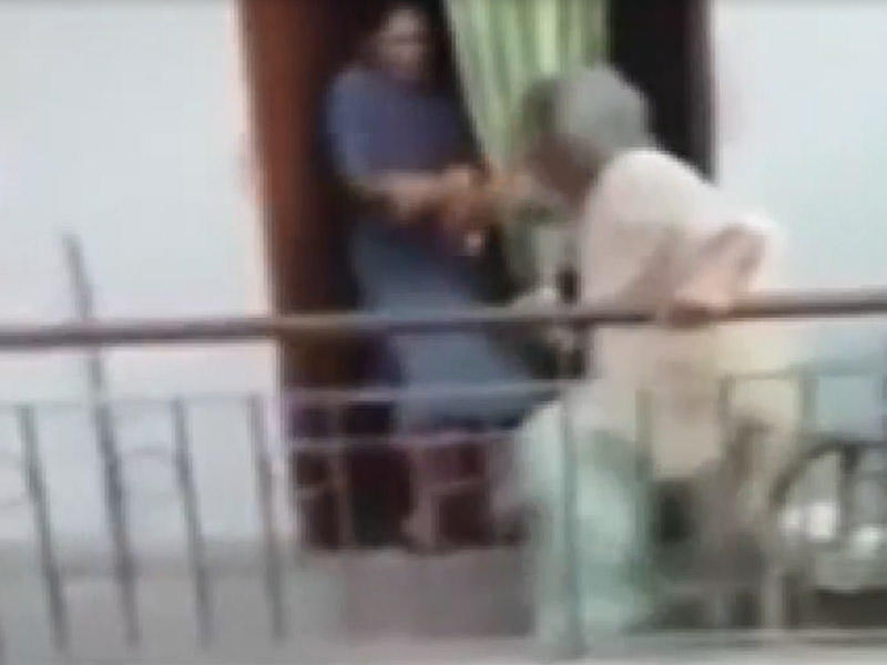 85 yaşlı anasını döydü - VİDEO