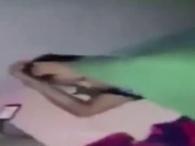 Arvadını evdə məşuqu ilə tutan şəxs silaha əl atdı - VİDEO