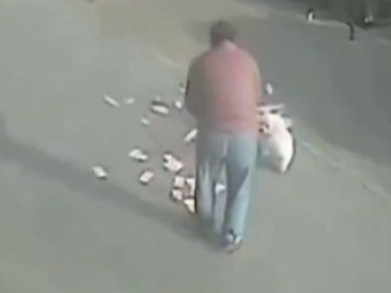 ŞANSSIZ AN - Pullarını külək havaya sovurdu - VİDEO