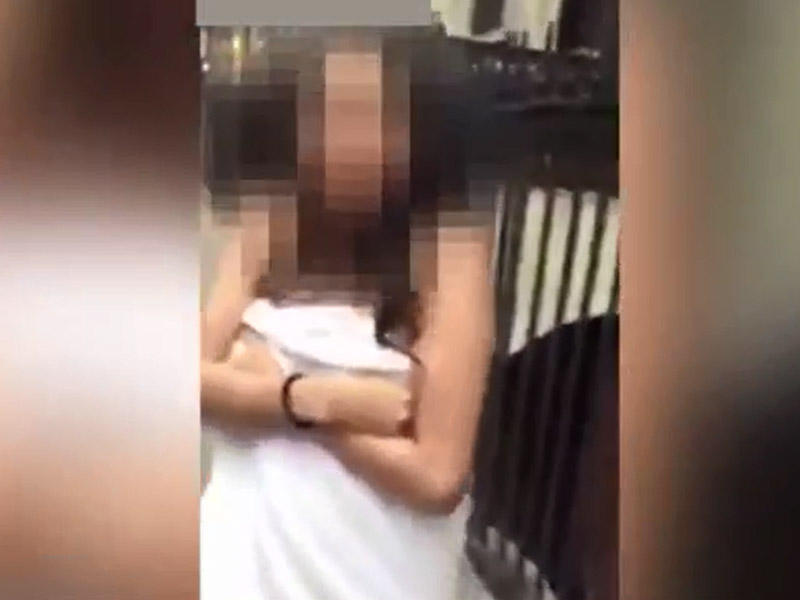 Arvadını soyundurub küçəyə buraxdı - VİDEO