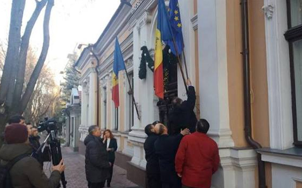 Moldovada yeni qalmaqal — Prezident aparatındakı Aİ bayrağı endirildi