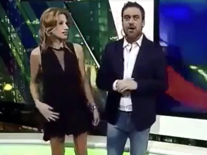 Canlı yayımda aparıcı ətəyini qaldırdı - VİDEO