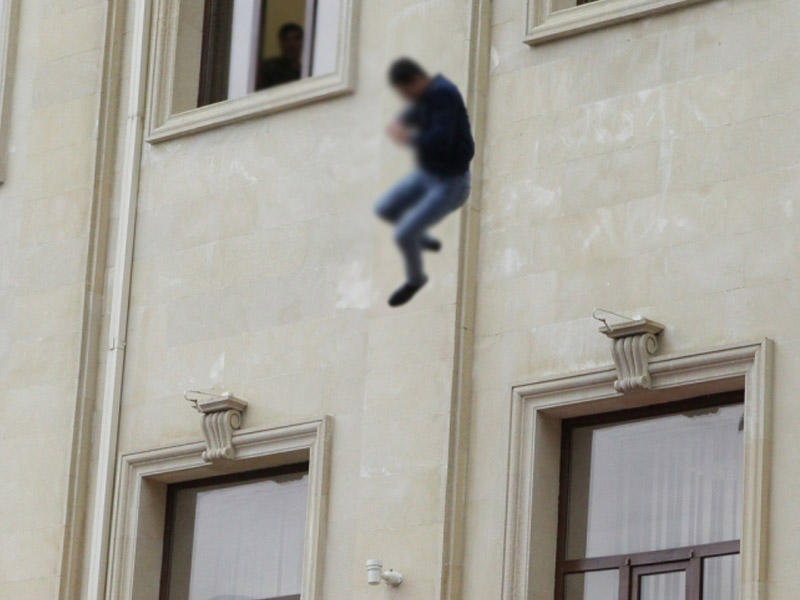 Bakı sakini 4-cü mərtəbədən yıxıldı