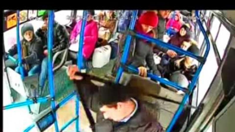 Bakıda yol verməmək üstündə avtobus sürücüsünü döydülər - VİDEO