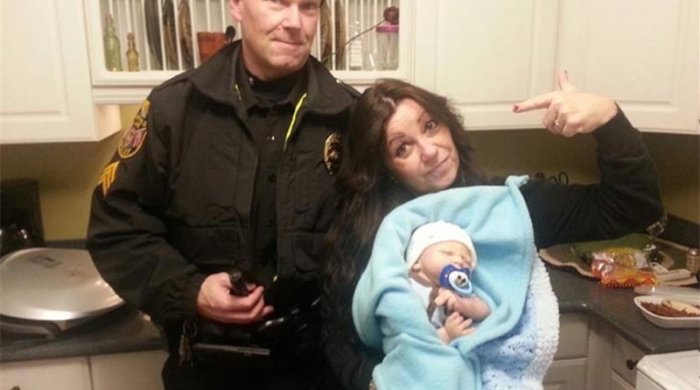 Uşaq alveri ilə bağlı çağırılan polis gördüyü mənzərədən dəhşətə gəlib- FOTOLAR