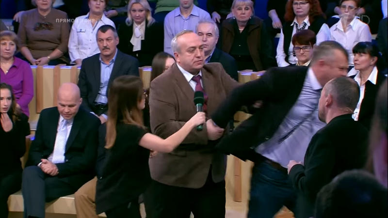 Rusiya senatoru Ukrayna politoloqunu studiyadan qovdu - VİDEO