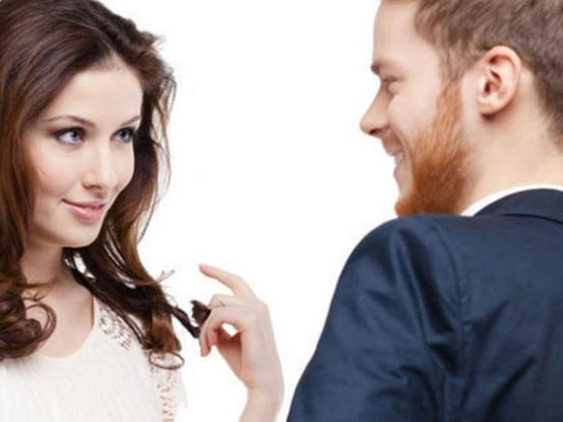 Kişilər qadınların sinəsinə, qadınlar isə...