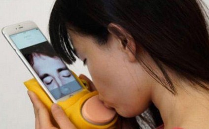 Artıq istədiyiniz insanı uzaqdan öpə biləcəksiniz - FOTO