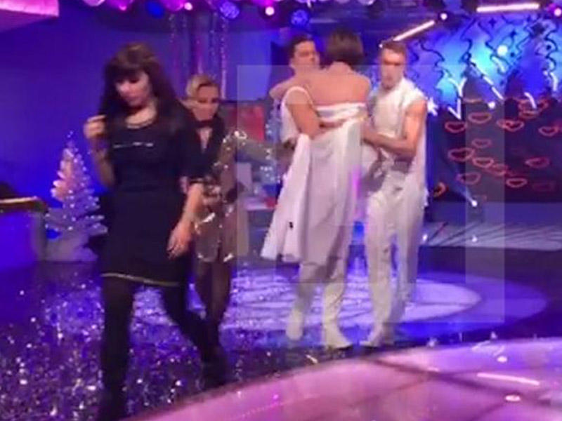 Aparıcı konsert zamanı yıxıldı - VİDEO