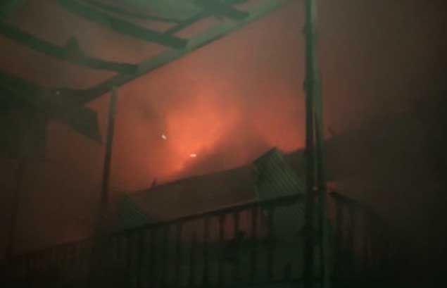 İkimərtəbəli ev yanıb — FOTOLAR