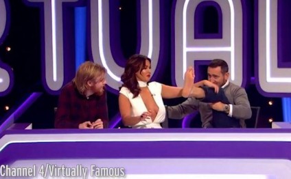 Pula görə, aktyorun ayağını öpdü - video