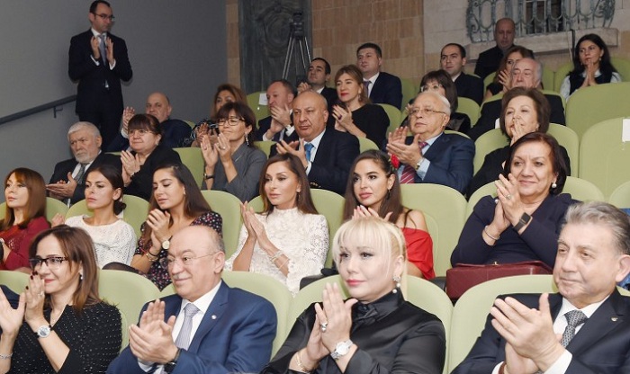 Mehriban Əliyeva qızları ilə tamaşaya baxdı - FOTOLAR