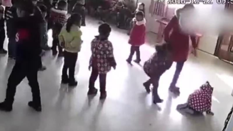 Qadın müəllimdən VƏHŞİLİK: Azyaşlıları yerə yıxdı, təpiklədi və... - VİDEOFAKT