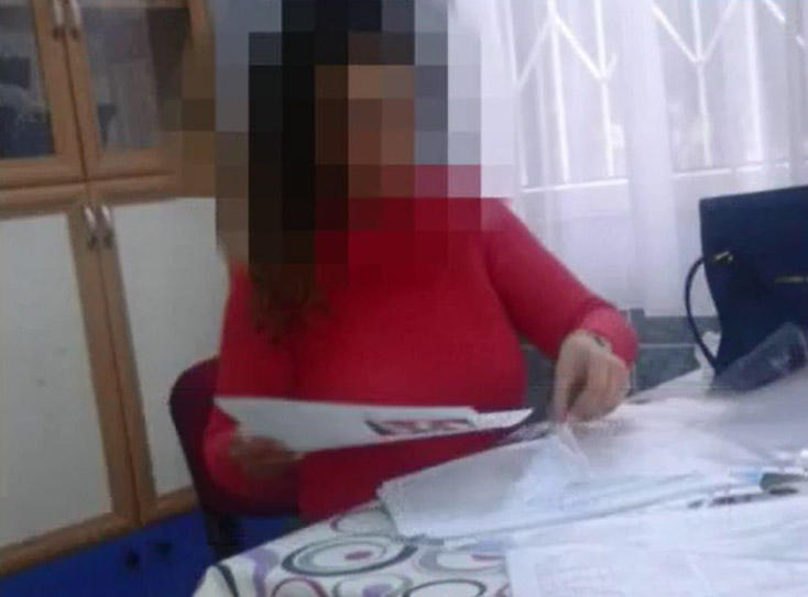 Məktəbdə BİABIRÇILIQ: müəllim qızın şalvarını çıxardıb sinifdə gəzdirdi - VİDEO - FOTO