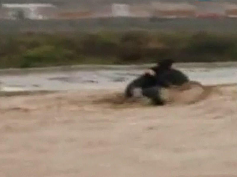 Sel ata və qızını apardı - VİDEO